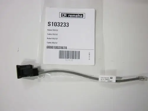 Kabel mit RS232-Anschluss, verpackt in einem transparenten Beutel. Marke Remeha, Artikelnummer S103233 auf Etikett.